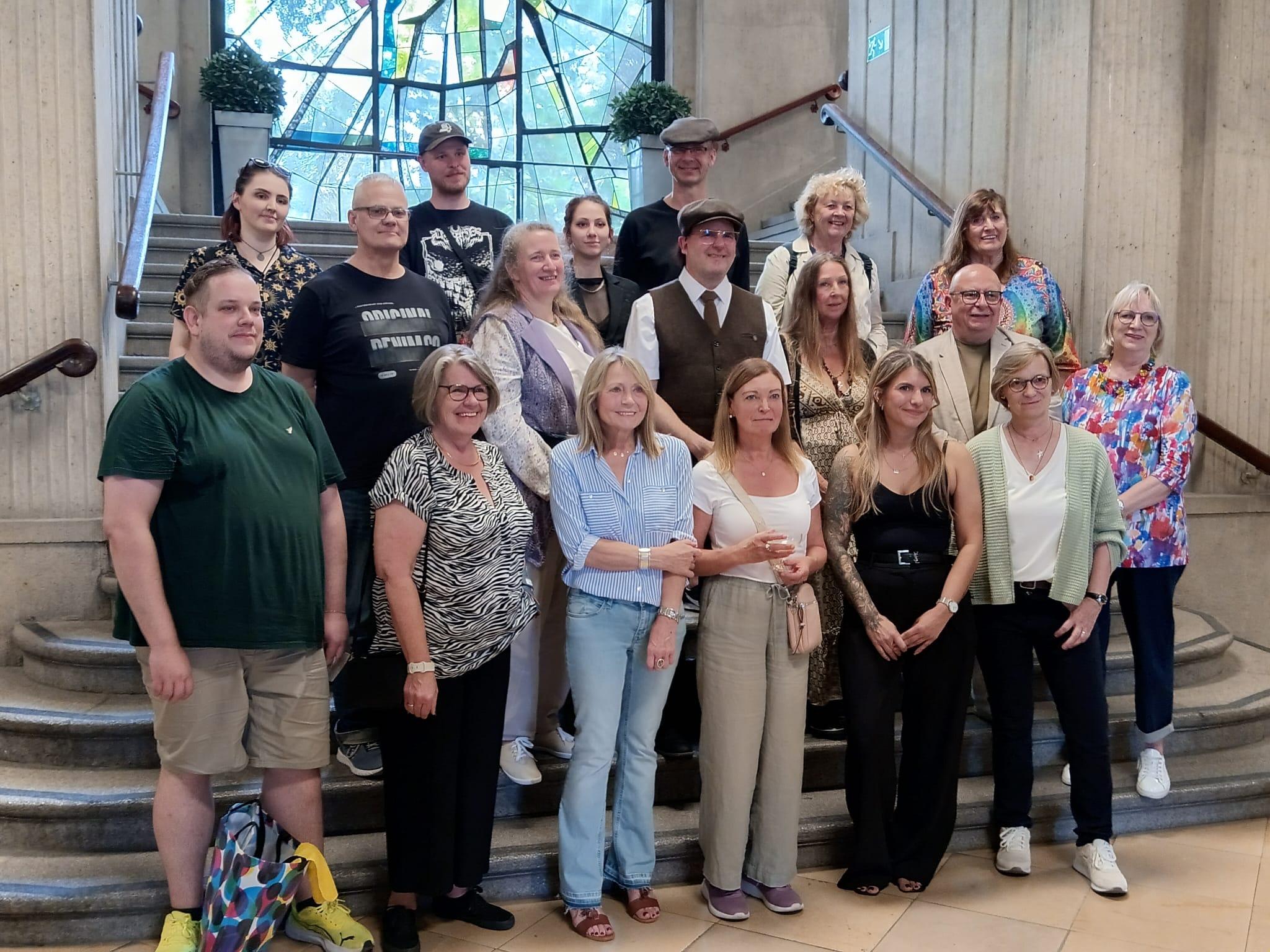 Gruppenbild der teilnehmenden Künstlerinnen und Künstler, Rathaus Herne